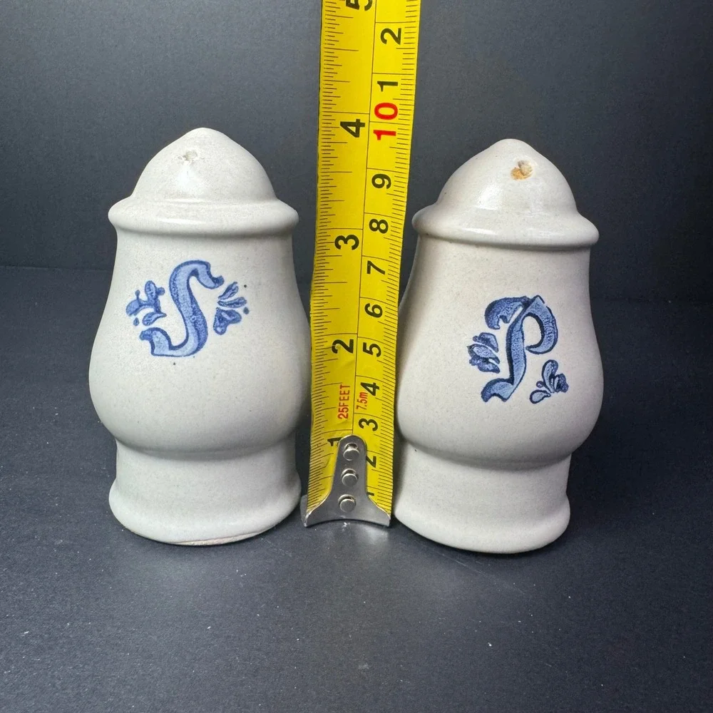 Pfaltzgraff Yorktowne Ceramic Stoneware Vintage Salt Pepper Shakers Set‎ Cream
